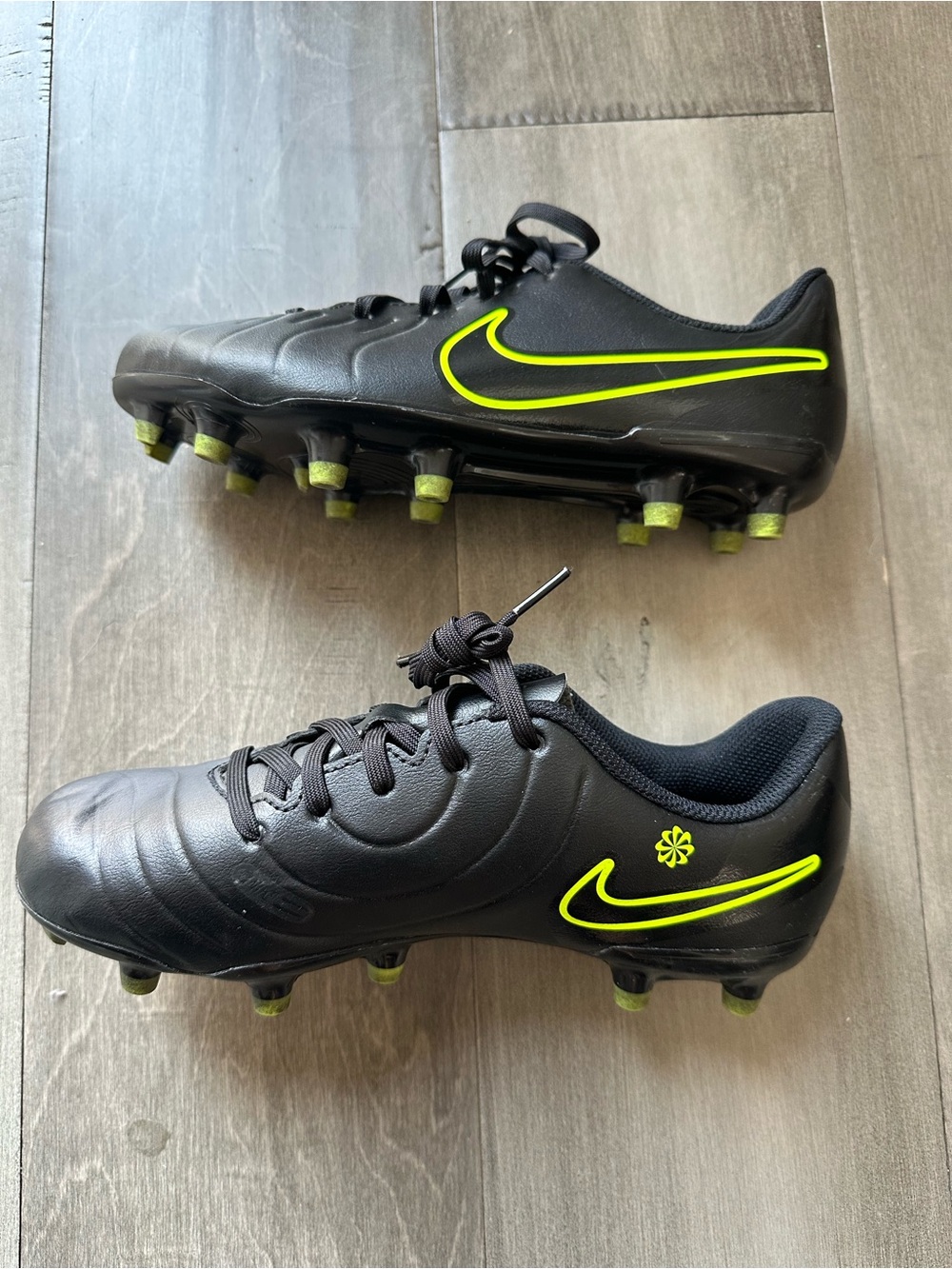 Boys Nike soccer cleats 4.5Y - Picture 4 of 7